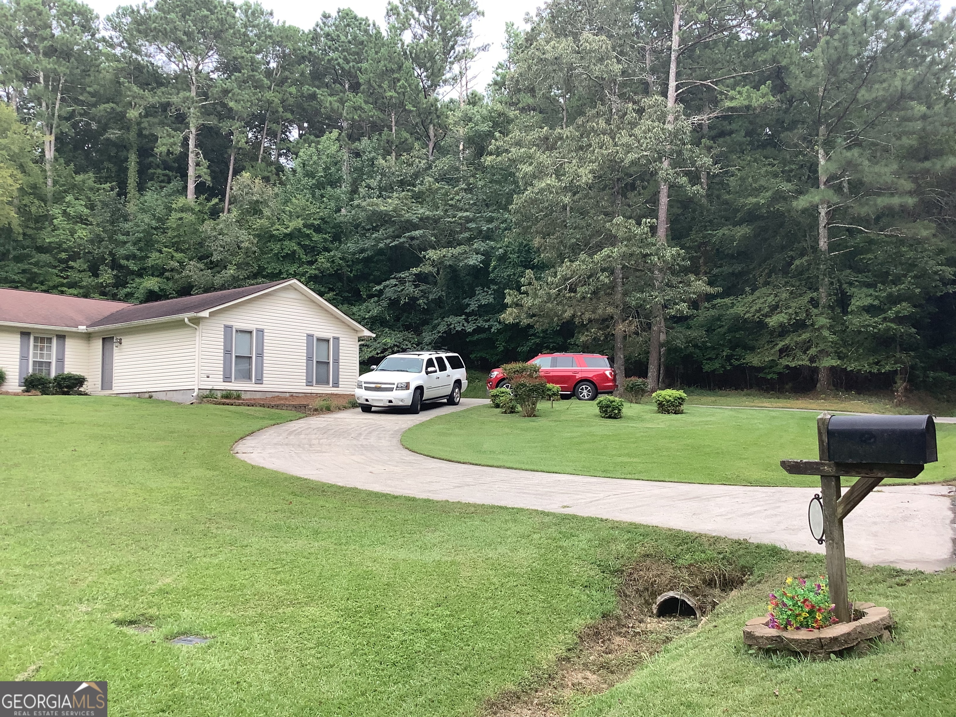 334 Armuchee Trail Northeast Rome, GA 30165 - Photo 3 of 53 a front view of a house with garden