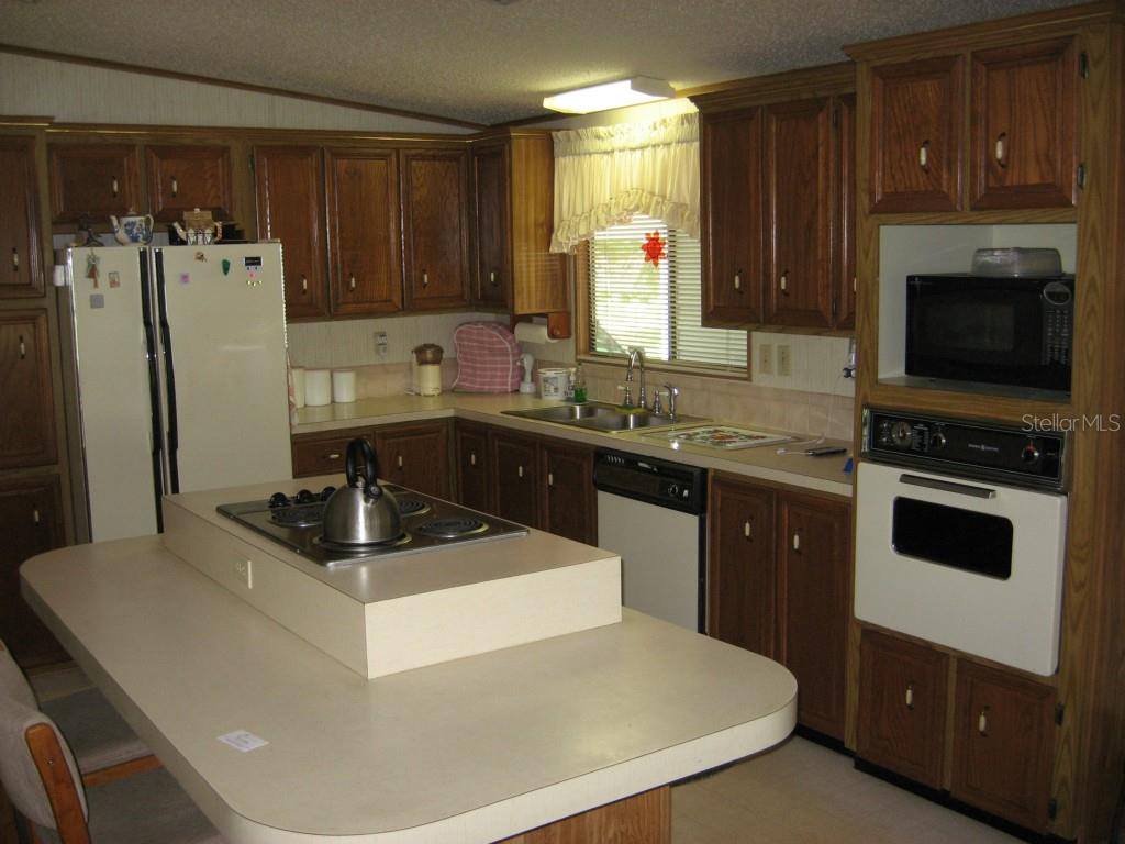 2526 Putter Road, Unit 601 Zellwood, FL 32798 - Photo 4 of 16 KITCHEN