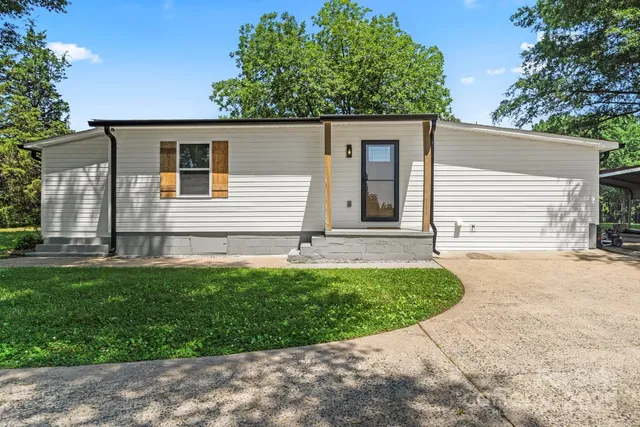 a view of a house with a backyard