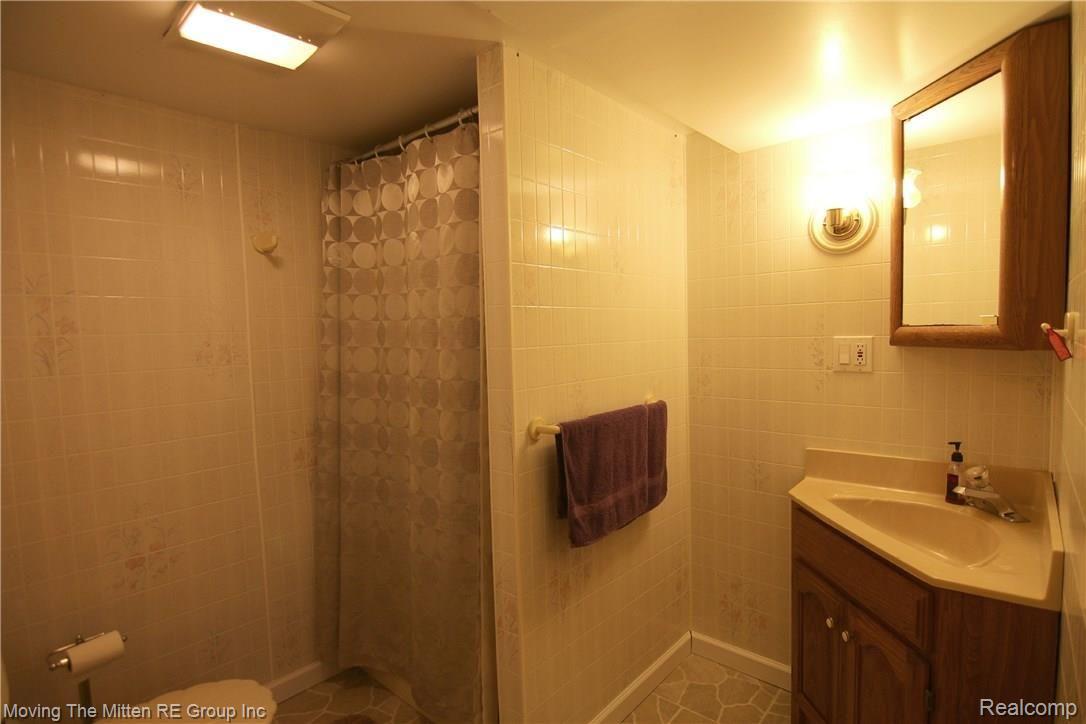 21800 Elwell Road Belleville, MI 48111 - Photo 21 of 27 Elwell Rd Basement Full Bath.jpg