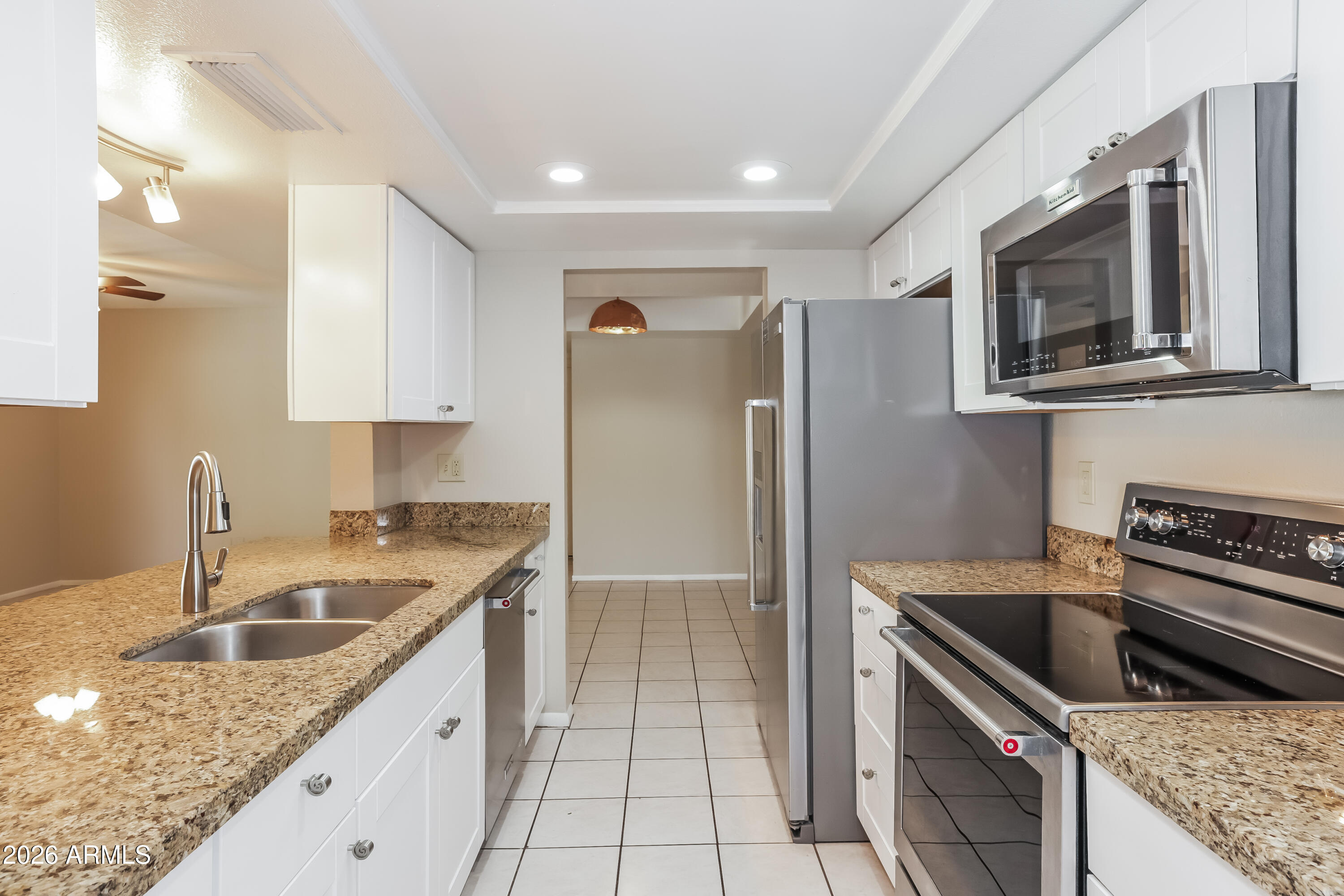 5620 West Hearn Road Glendale, AZ 85306 - Photo 3 of 15 1006311.5620 W HEARN RD - Kitchen