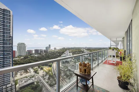$670,000 | 79 Southwest 12th Street, Unit PH3904S, Miami, FL 33130