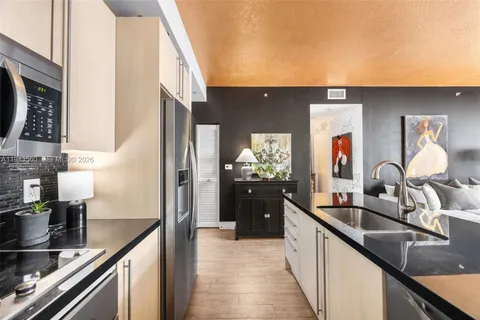 $670,000 | 79 Southwest 12th Street, Unit PH3904S, Miami, FL 33130