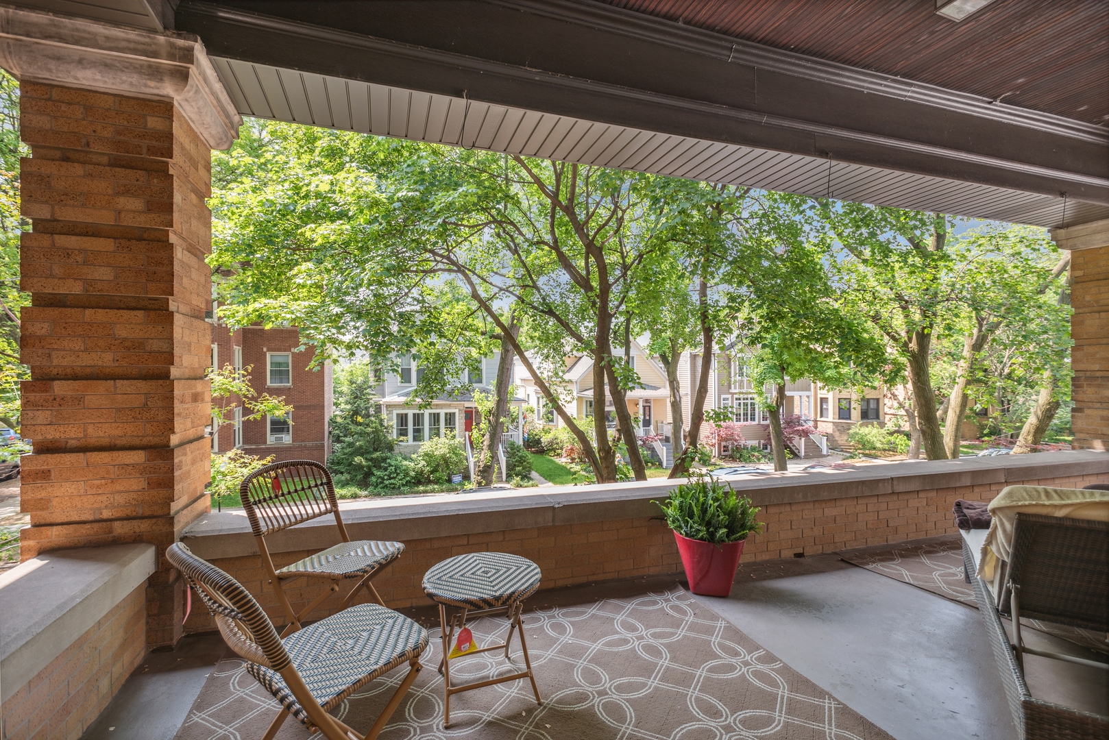 2148 West Giddings Street Chicago, IL 60625 - Photo 19 of 51 a living room filled with furniture and a potted plant