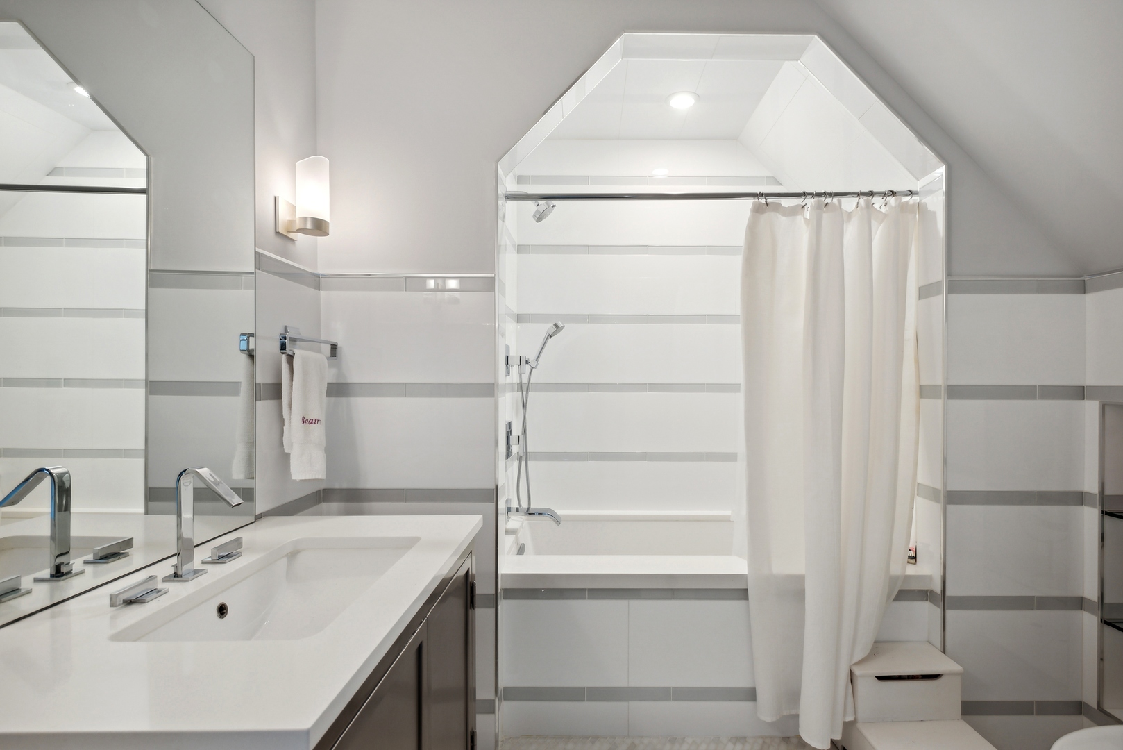 2148 West Giddings Street Chicago, IL 60625 - Photo 34 of 51 a bathroom with a sink and mirror