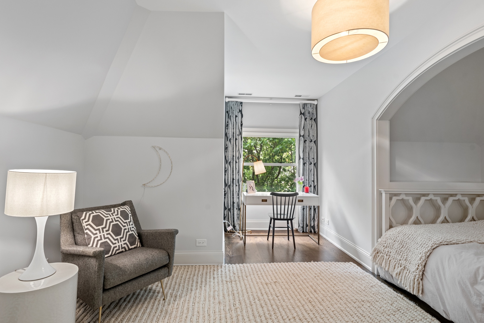 2148 West Giddings Street Chicago, IL 60625 - Photo 38 of 51 a living room with furniture and a lamp