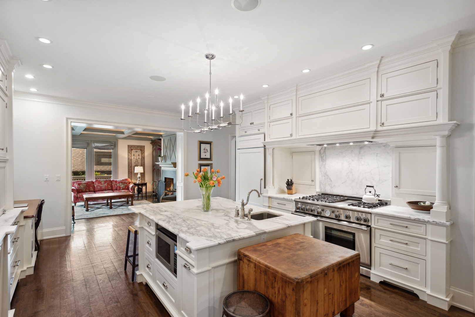 2148 West Giddings Street Chicago, IL 60625 - Photo 4 of 51 a kitchen with a stove and a refrigerator