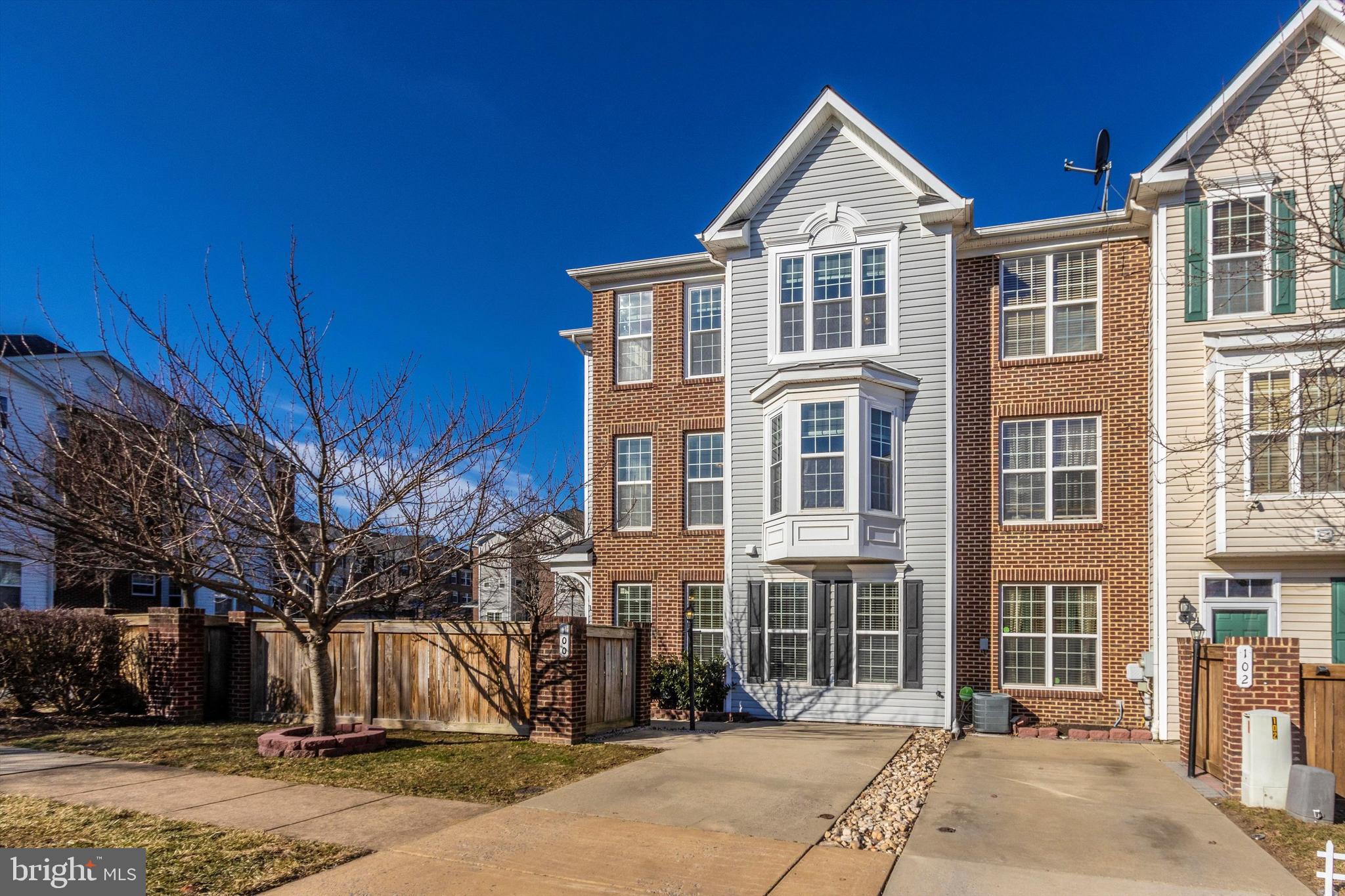 Gorgeous 3 Bed/2.5 Bath End Unit Town House