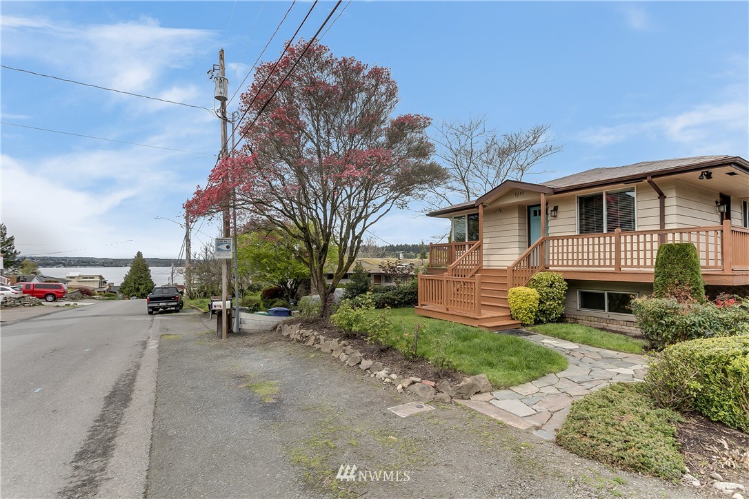 1210 North 36th Street Renton, WA 98056 - Photo 3 of 23