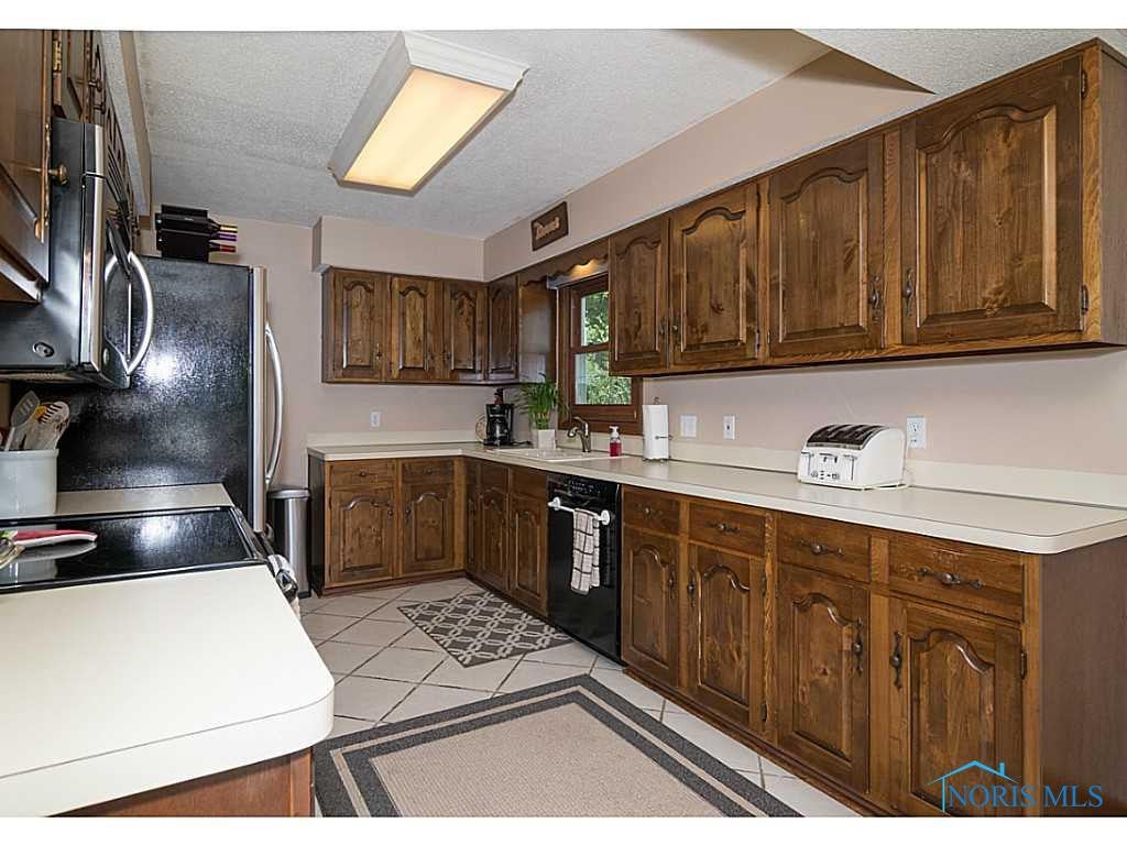 910 Mill Road Perrysburg, OH 43551 - Photo 6 of 20 Eat In Kitchen.