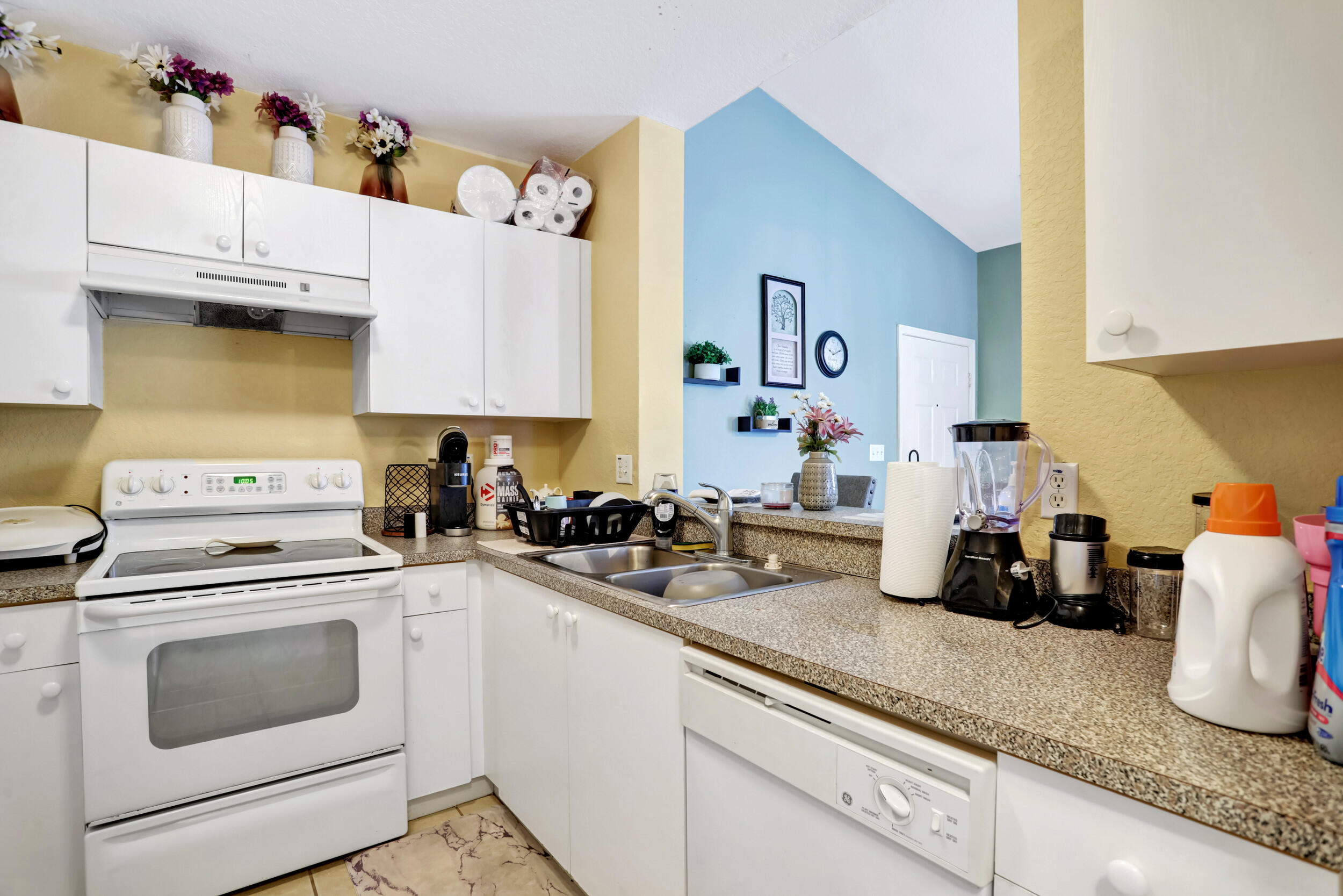 2901 Riverside Drive, Unit 301 Coral Springs, FL 33065 - Photo 5 of 23 09_001l6908