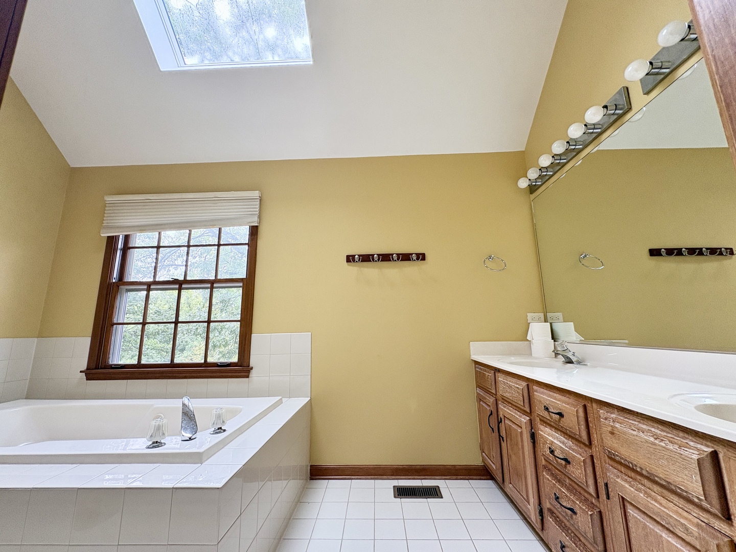244 Knoll Street Wheaton, IL 60187 - Photo 13 of 26