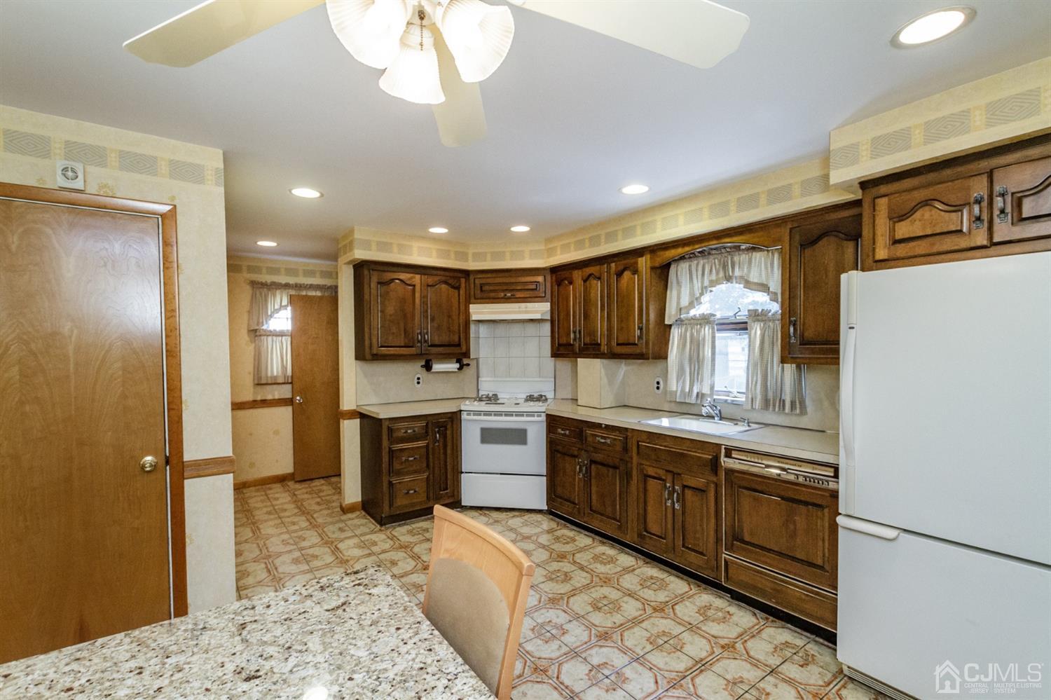 895 Dona Road Union, NJ 07083 - Photo 12 of 32 Gallery Image 12