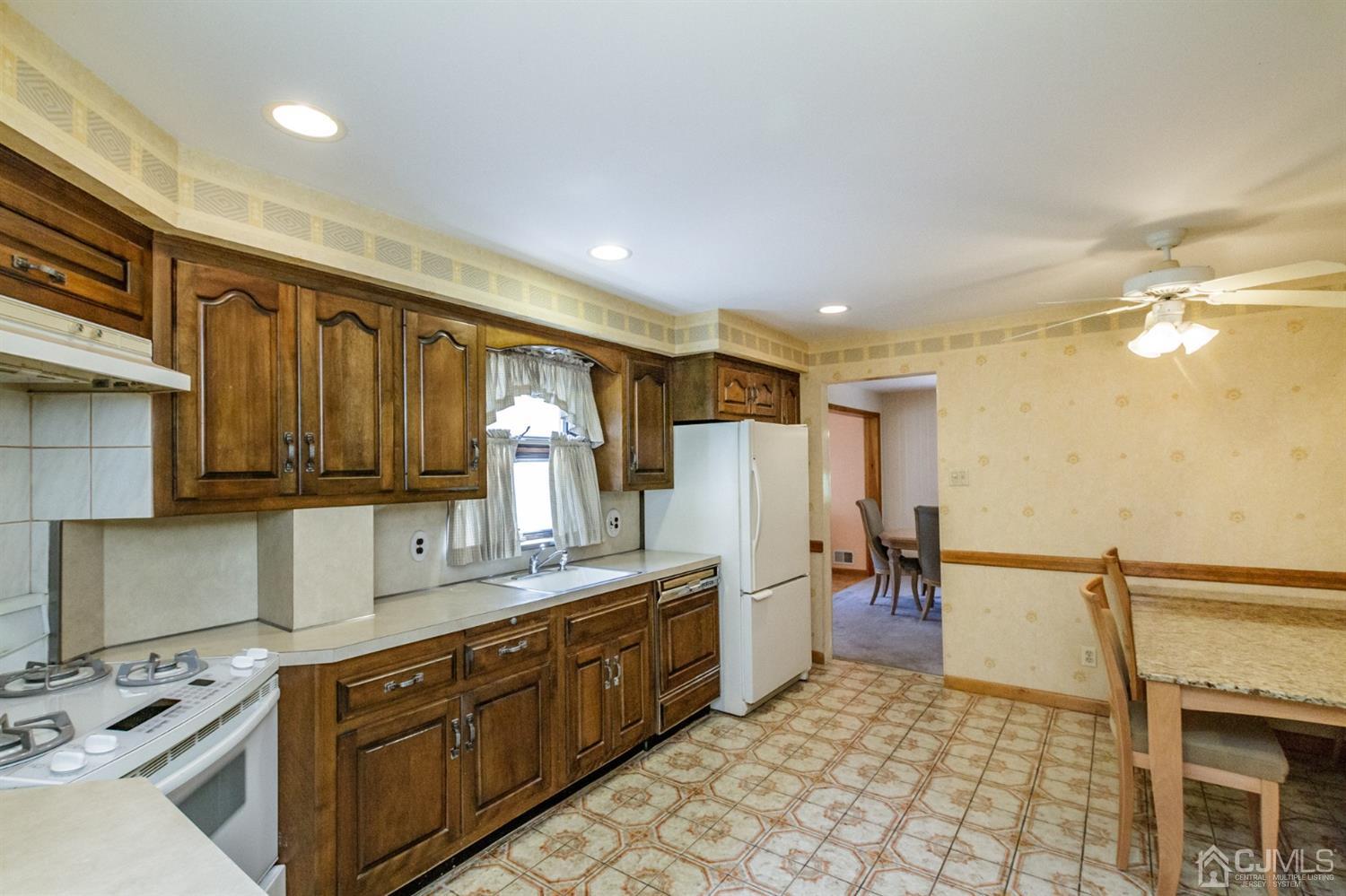 895 Dona Road Union, NJ 07083 - Photo 13 of 32 Gallery Image 13