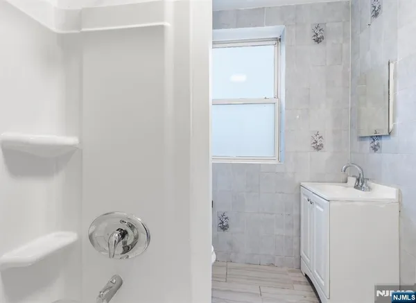 $2,100 | 5 Elm Street, Unit 3, Newark, NJ 07102
