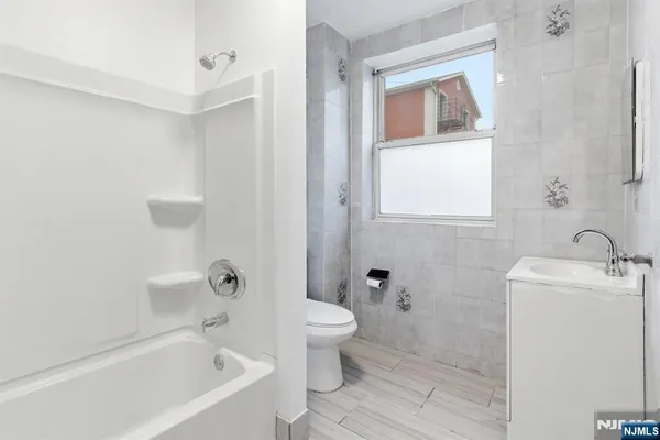 $2,100 | 5 Elm Street, Unit 3, Newark, NJ 07102