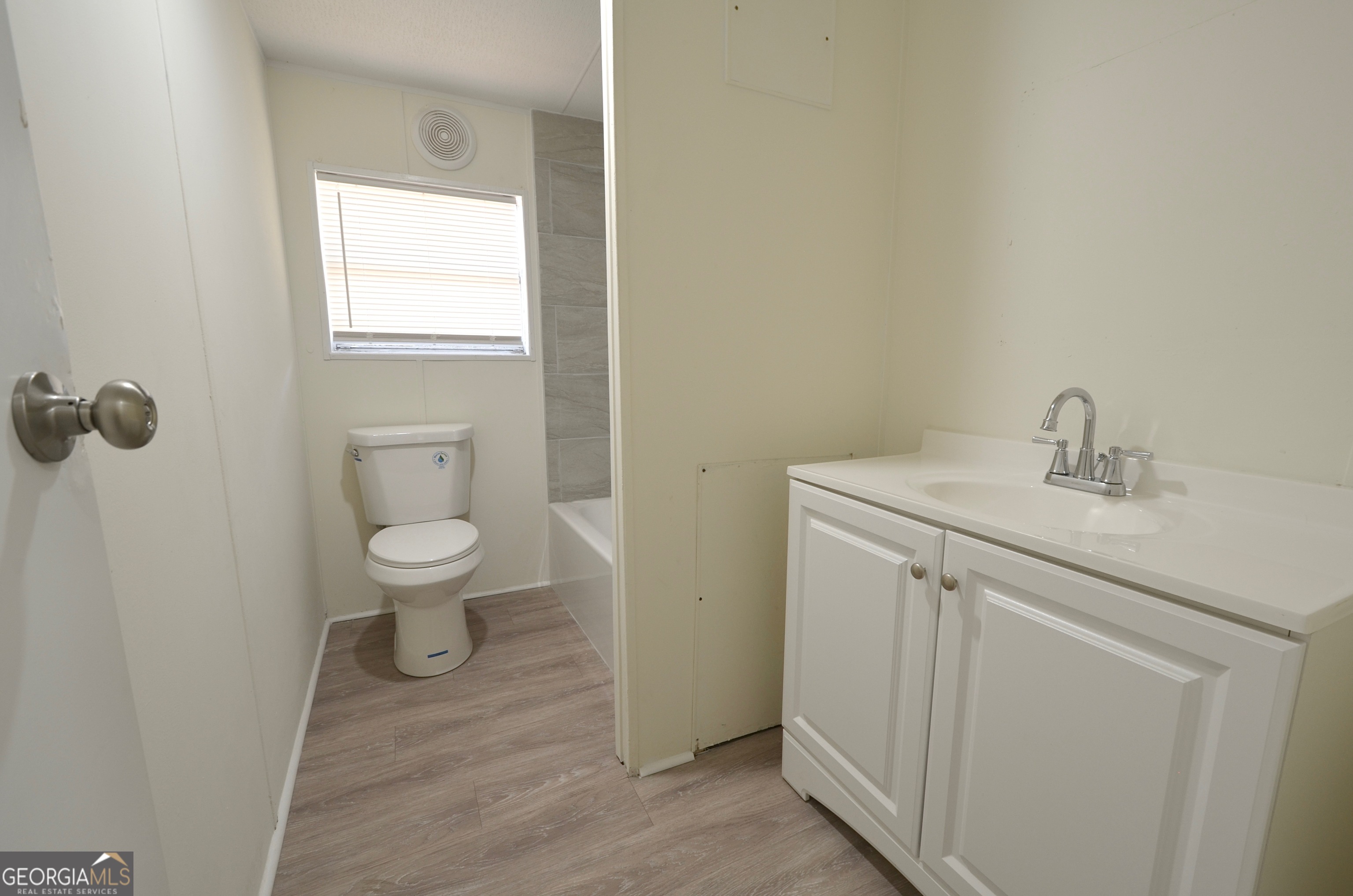 722 Brower Court Dublin, GA 31021 - Photo 11 of 27 a bathroom with a sink toilet and vanity