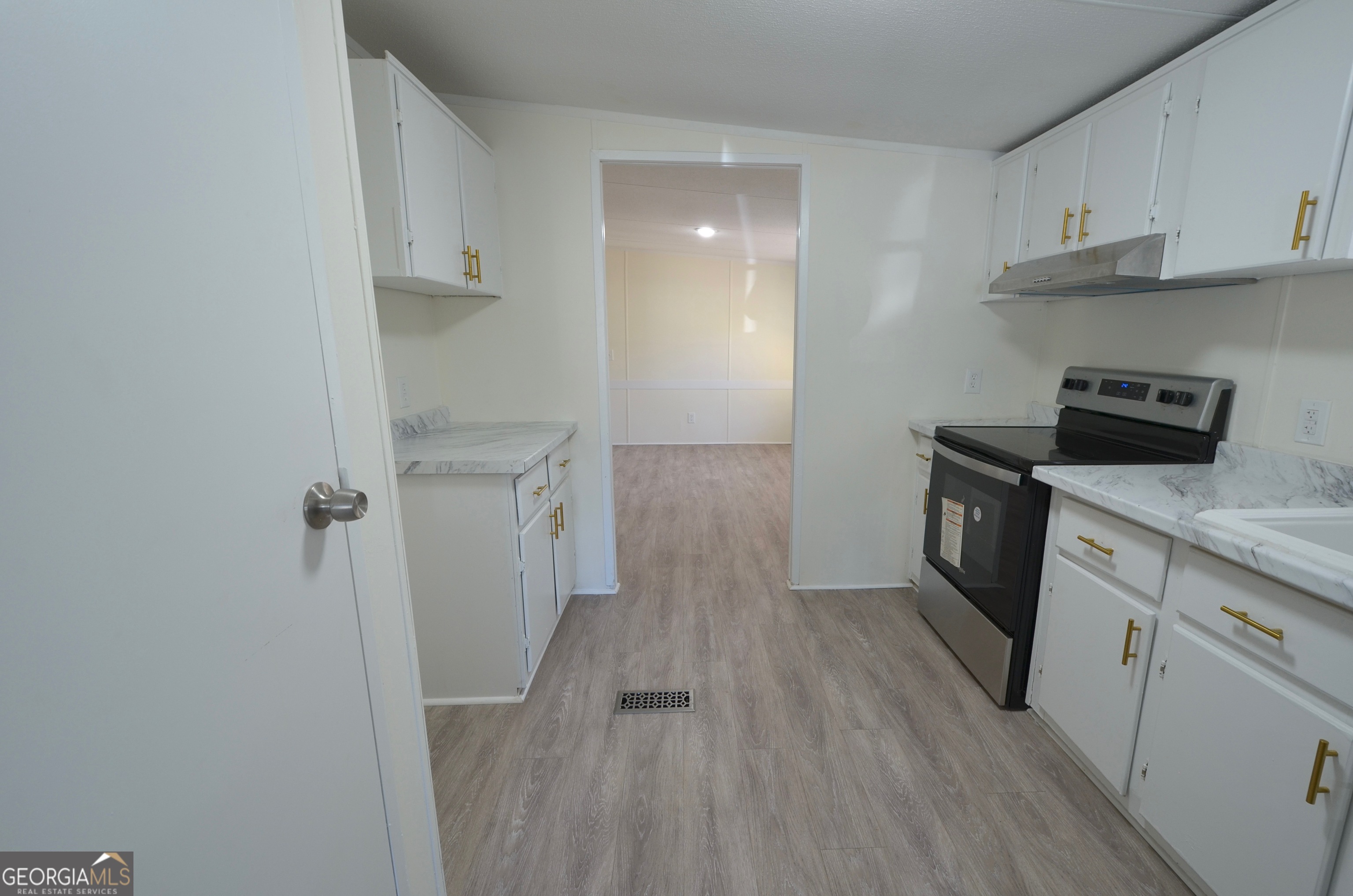 722 Brower Court Dublin, GA 31021 - Photo 5 of 27 a view of a kitchen with electric appliances