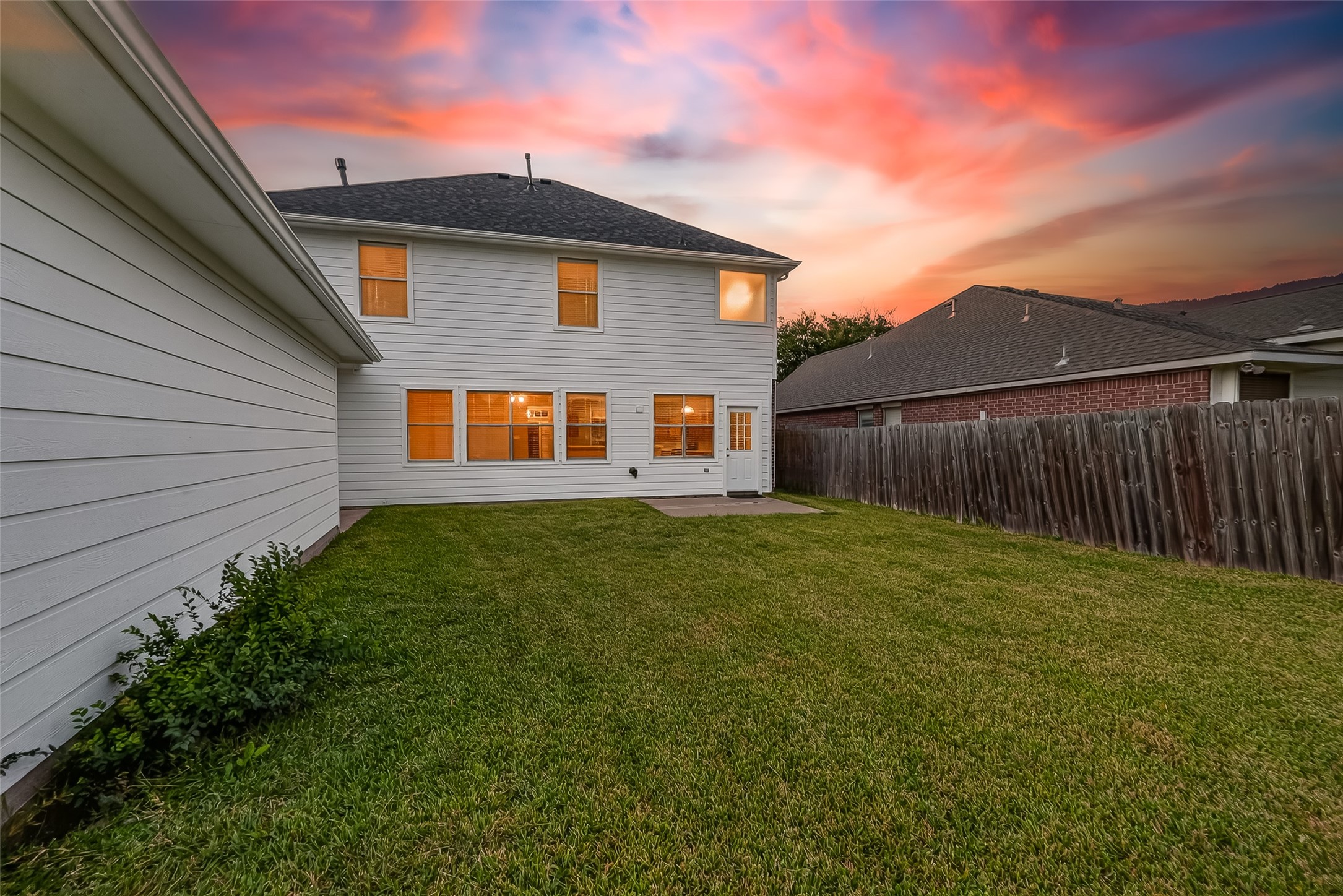 16639 Village View Trail Sugar Land, TX 77498 - Photo 41 of 50 a backyard of a house