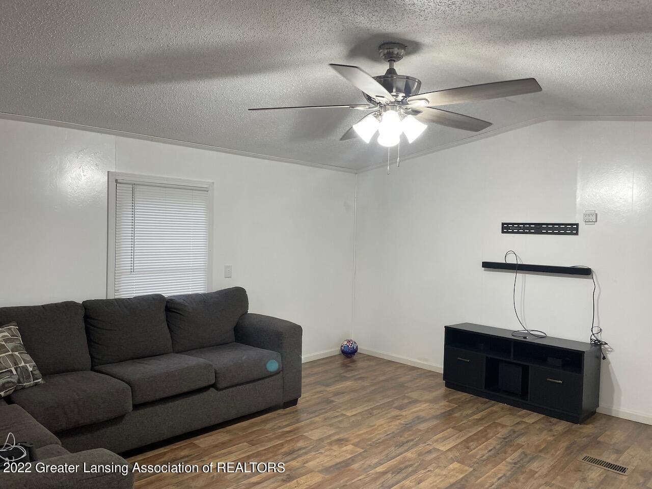15401 Comdon Road Albion, MI 49224 - Photo 5 of 34 Living room