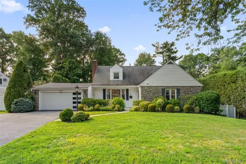 $1,250,000 | 11 Winchcombe Way, Scarsdale, NY 10583