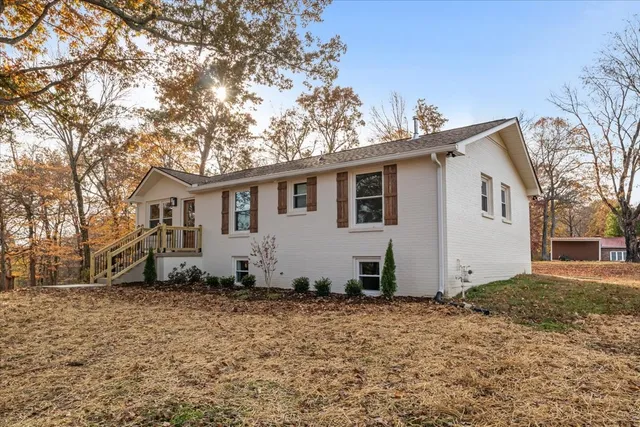 a view of a house with a yard