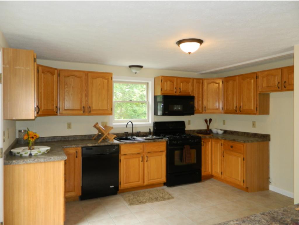 60 Ruth Avenue Manchester, NH 03109 - Photo 3 of 28