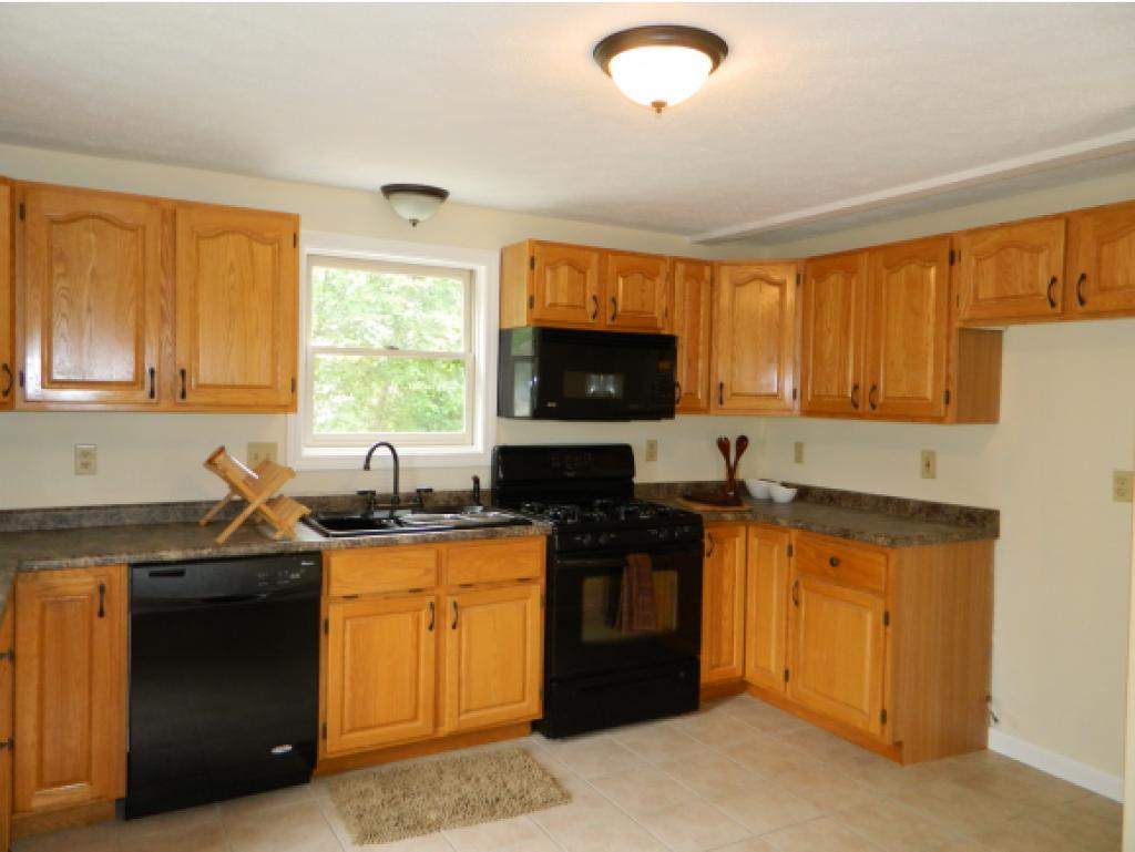 60 Ruth Avenue Manchester, NH 03109 - Photo 4 of 28