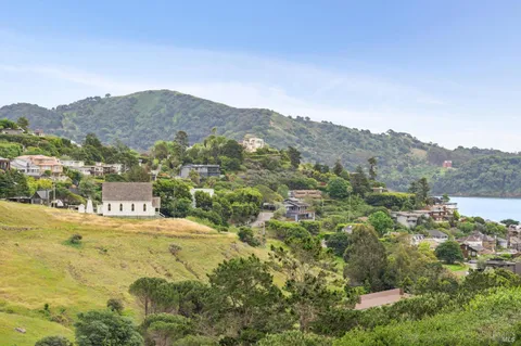 $2,050,000 | 121 Red Hill Circle, Tiburon, CA 94920