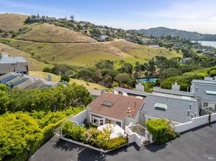 $2,050,000 | 121 Red Hill Circle, Tiburon, CA 94920