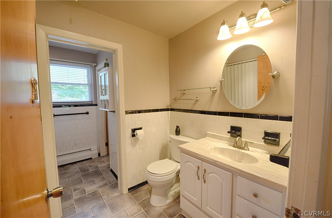 7706 Anoka Road Henrico, VA 23229 - Photo 18 of 26 Hall bath.