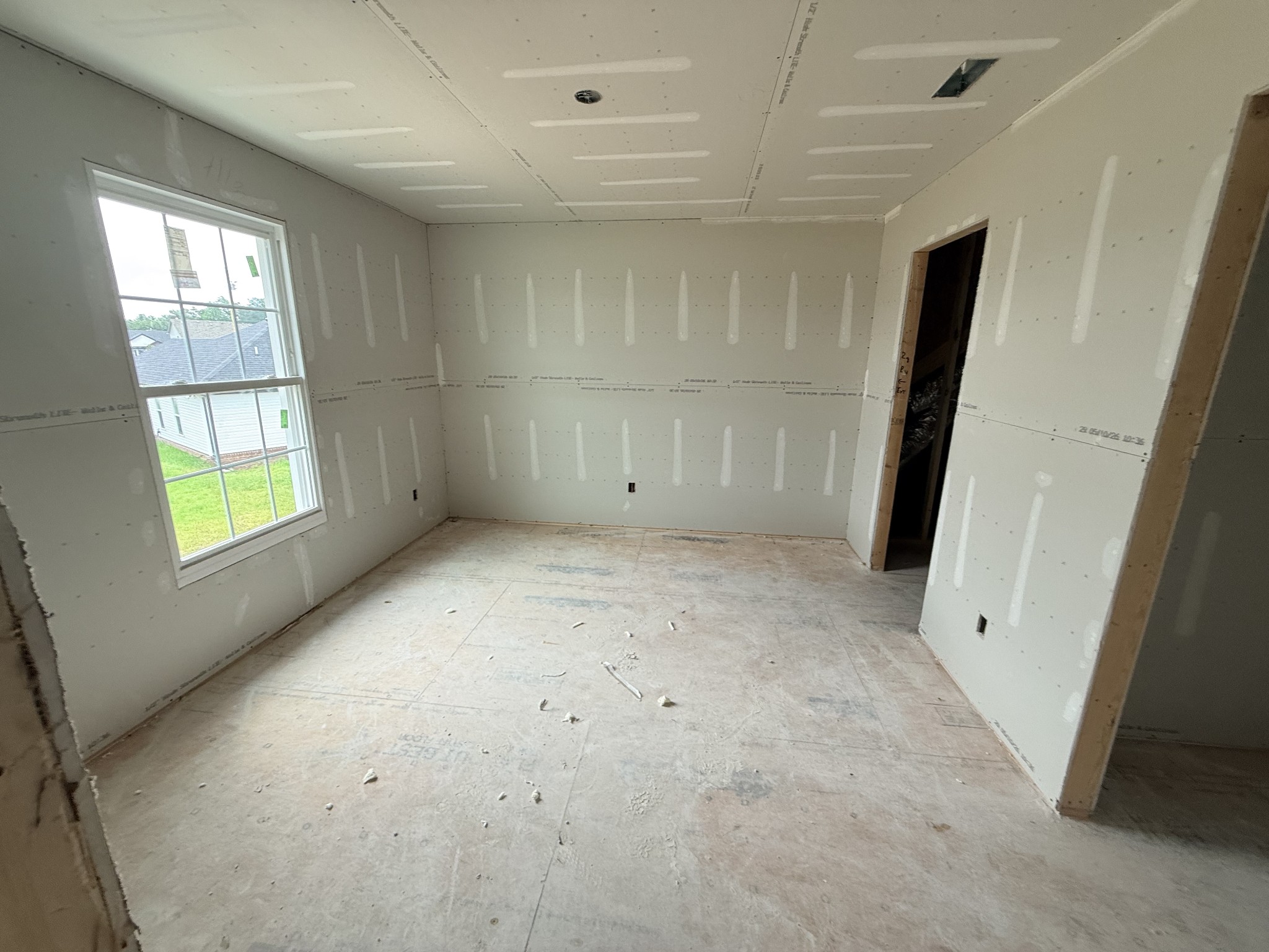 362 Ridge Street Manchester, TN 37355 - Photo 12 of 18 an empty room with windows