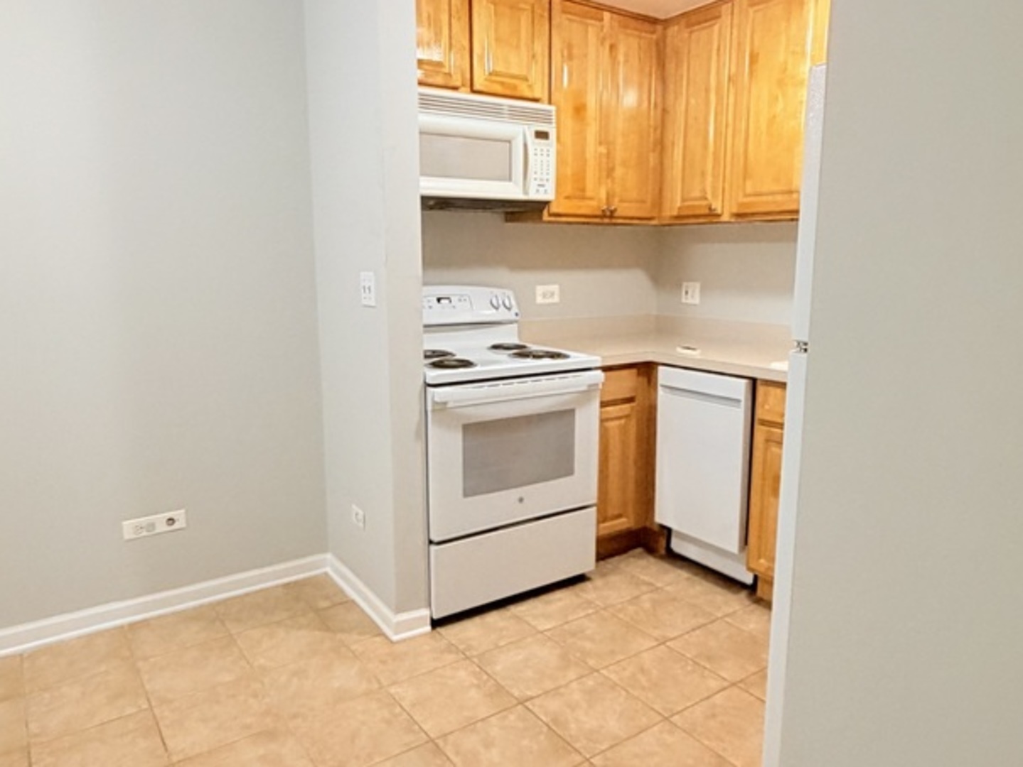 310 Lathrop Avenue, Unit 307 Forest Park, IL 60130 - Photo 14 of 41 a kitchen with a stove a sink and a window