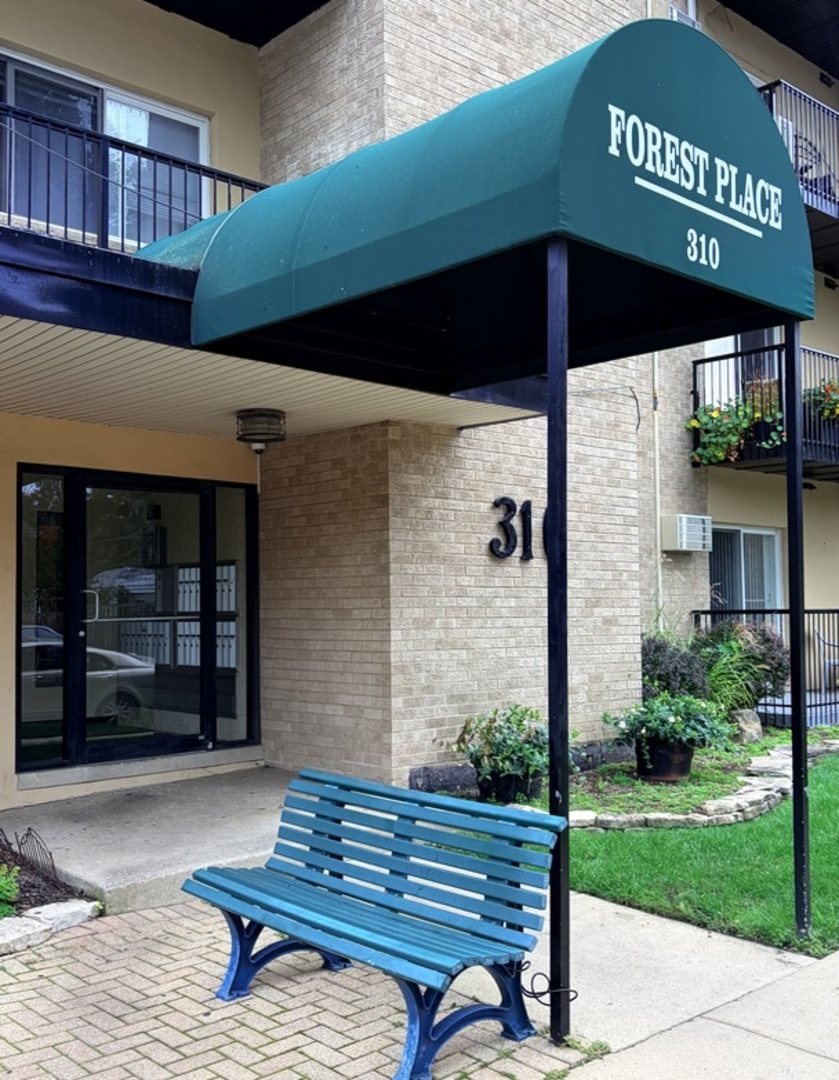 310 Lathrop Avenue, Unit 307 Forest Park, IL 60130 - Photo 6 of 41 a front view of a house with a yard