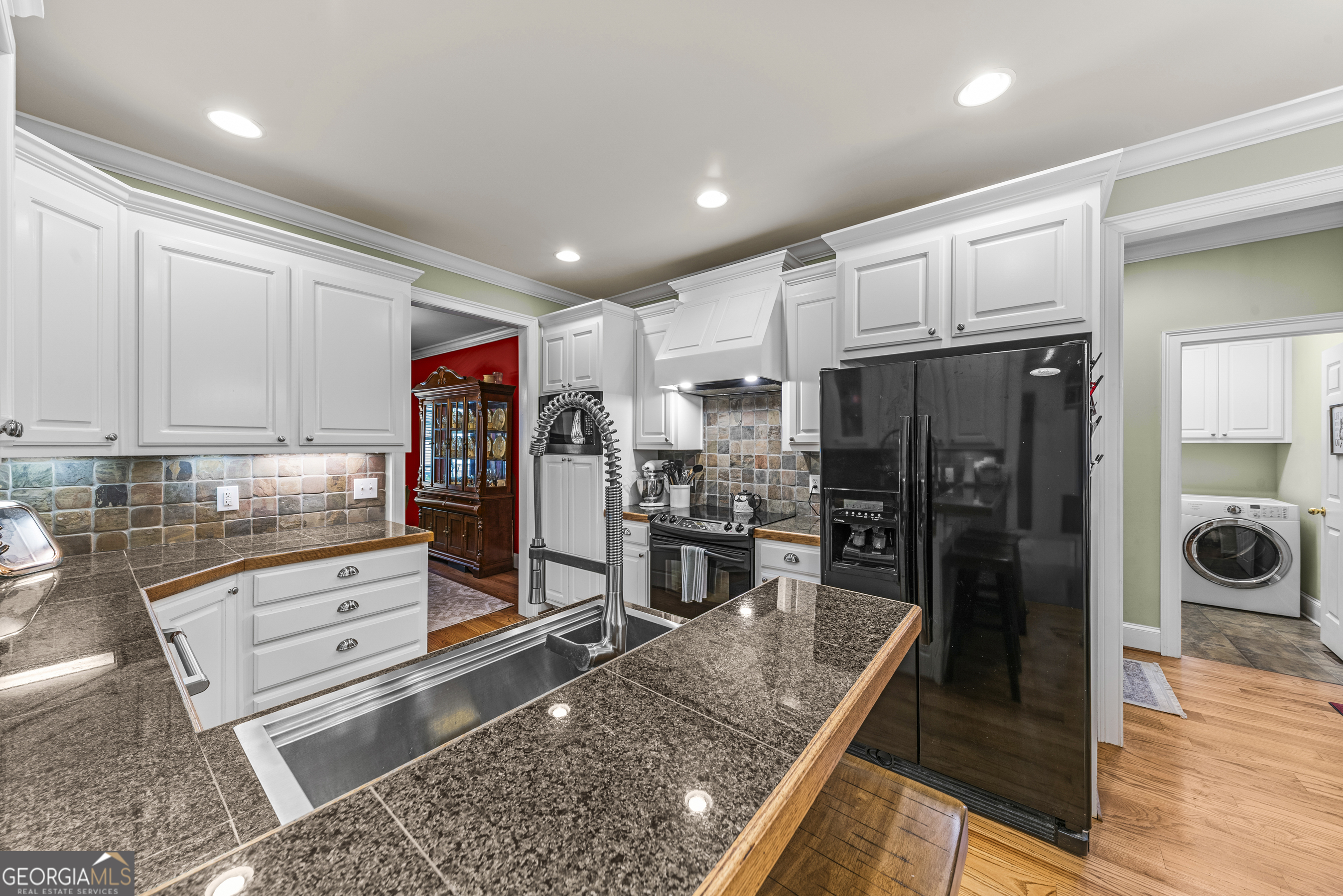 524 Hillside Road Madison, GA 30650 - Photo 18 of 54 a kitchen with stainless steel appliances granite countertop a refrigerator oven stove a sink and dishwasher