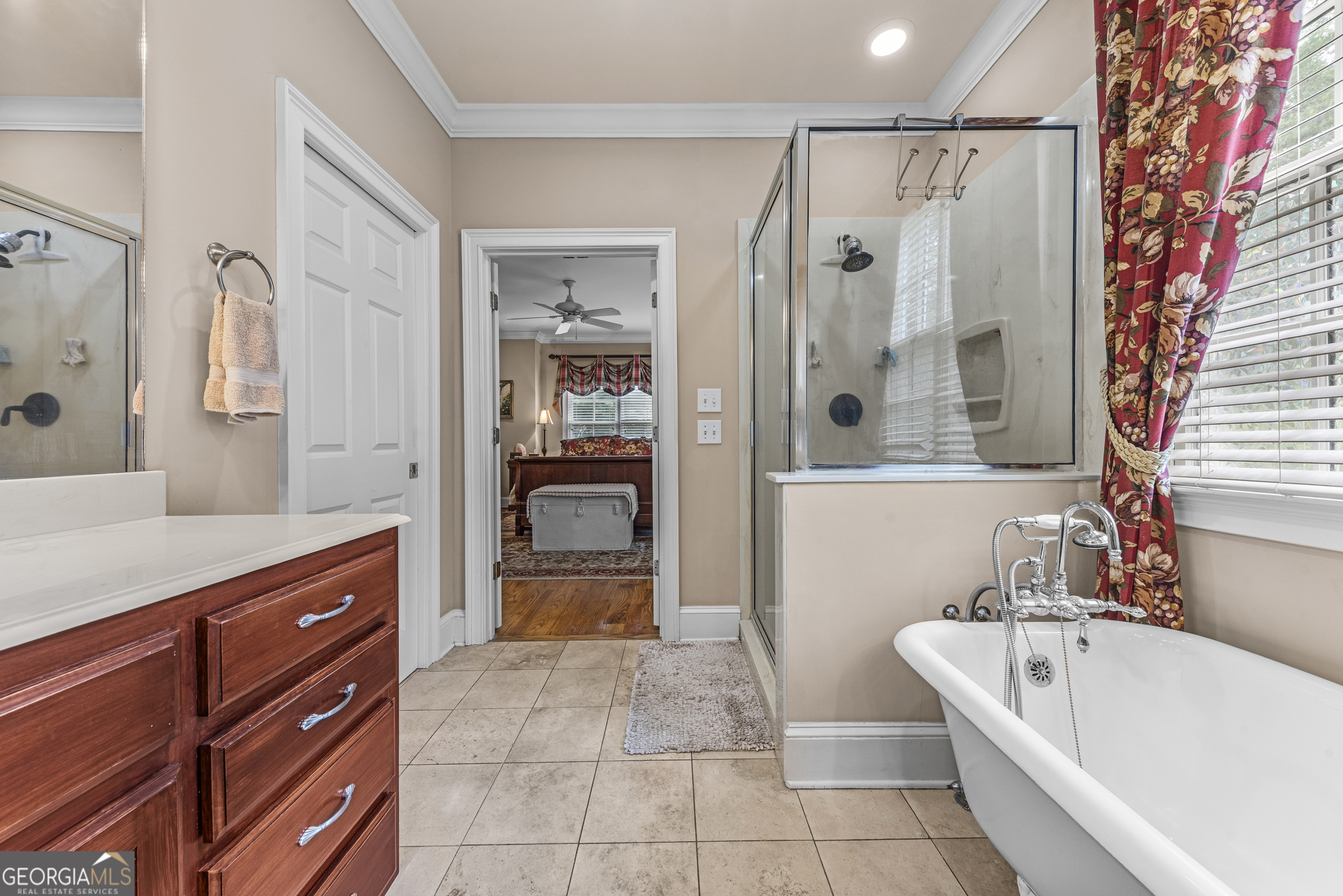 524 Hillside Road Madison, GA 30650 - Photo 30 of 54 a bathroom with a tub a sink and a large mirror