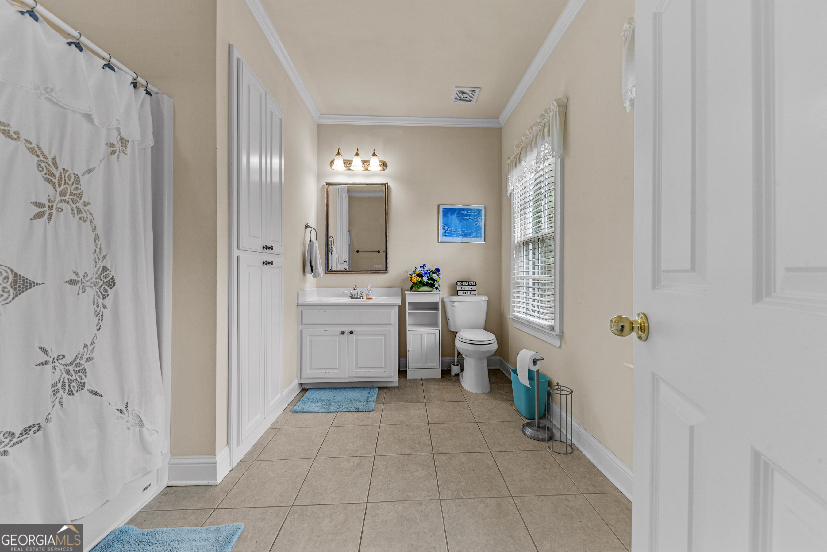 524 Hillside Road Madison, GA 30650 - Photo 40 of 54 a bathroom with a sink a toilet and shower