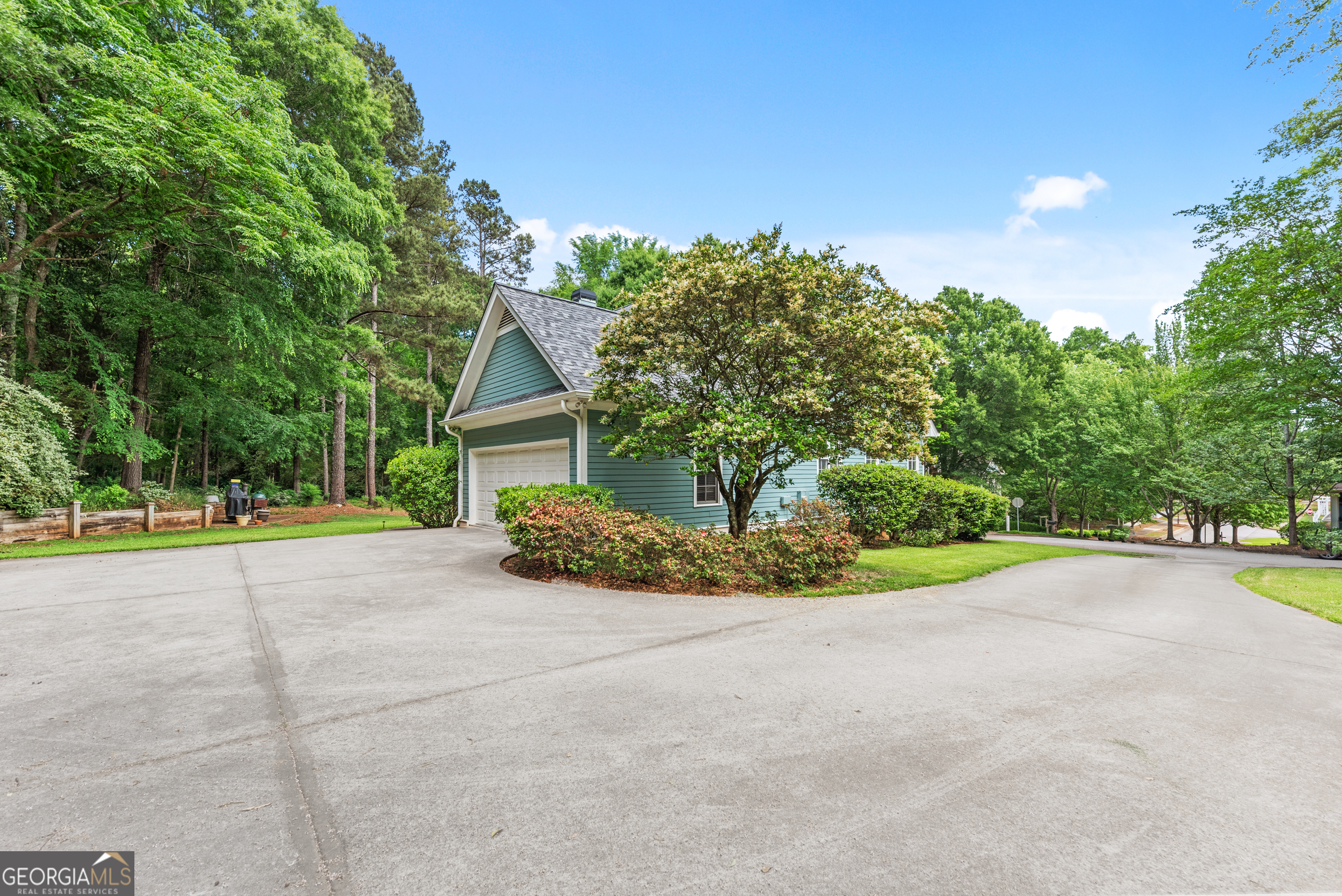 524 Hillside Road Madison, GA 30650 - Photo 44 of 54 a view of a house with a yard and garage