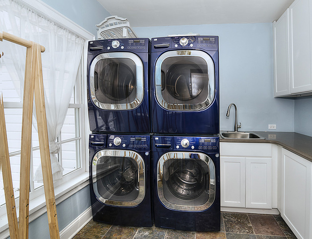 227 Raleigh Road Kenilworth, IL 60043 - Photo 31 of 40 a utility room with dryer and washer