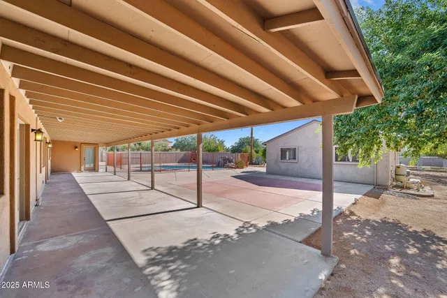 a view of a backyard