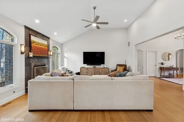 $1,100,000 | 20662 Francisca Way, Frankfort, IL 60423