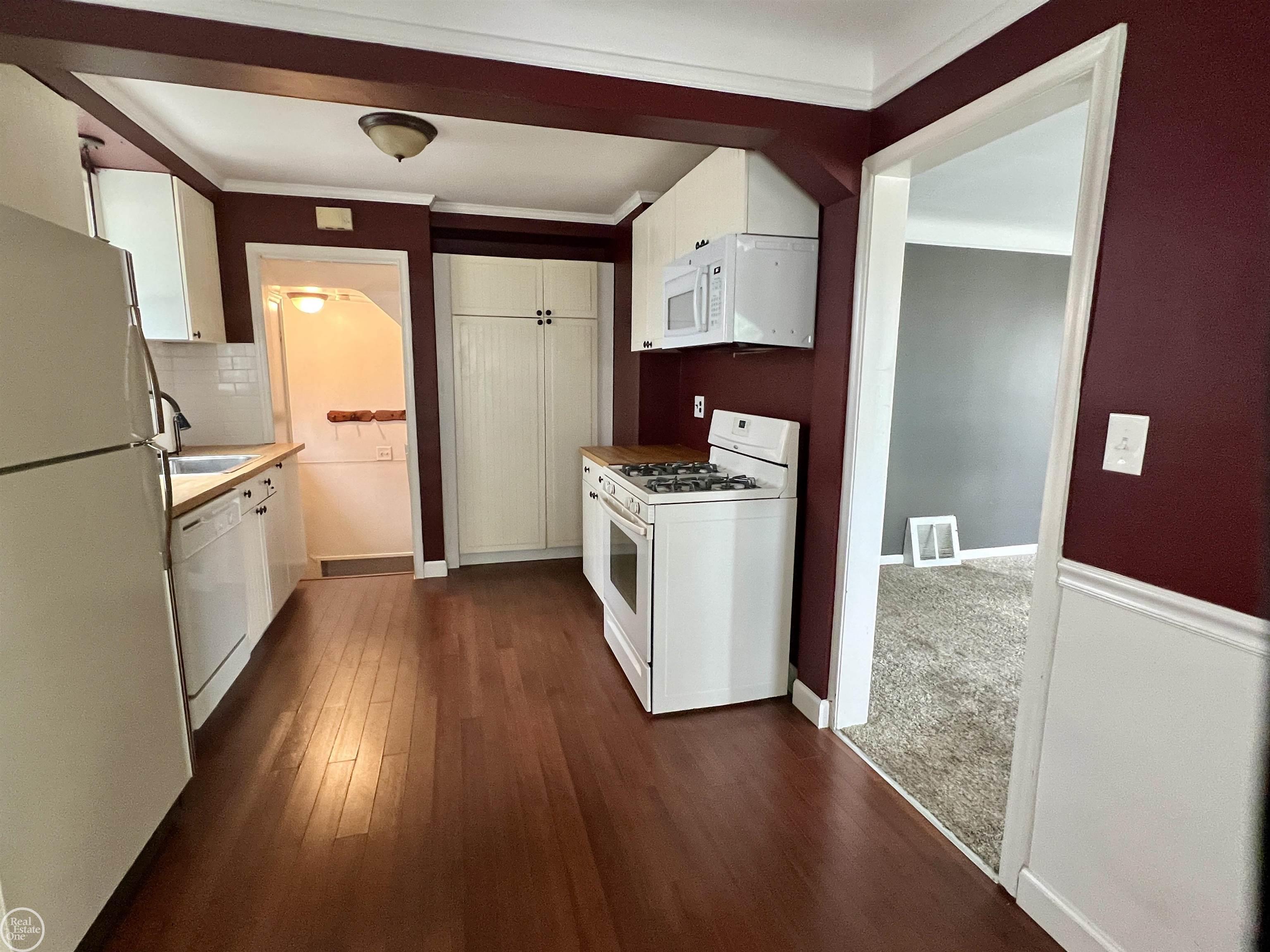23015 Roxana Avenue Eastpointe, MI 48021 - Photo 10 of 37 50091719-9.JPG