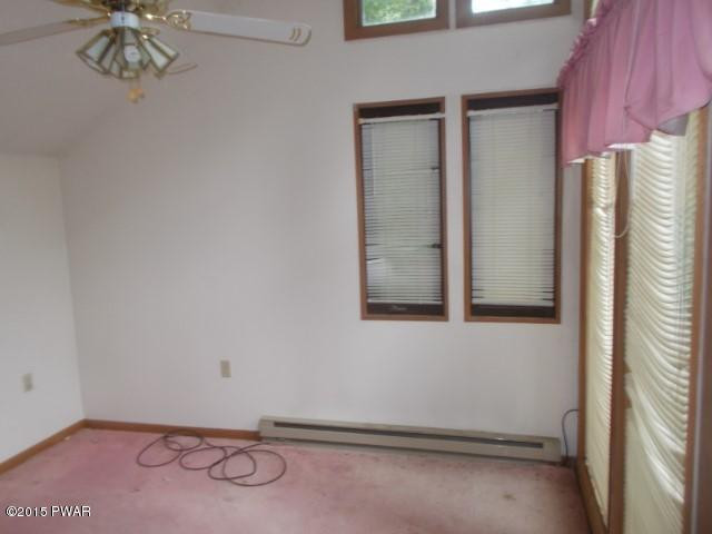 337 Sparrow Loop Bushkill, PA 18324 - Photo 5 of 6