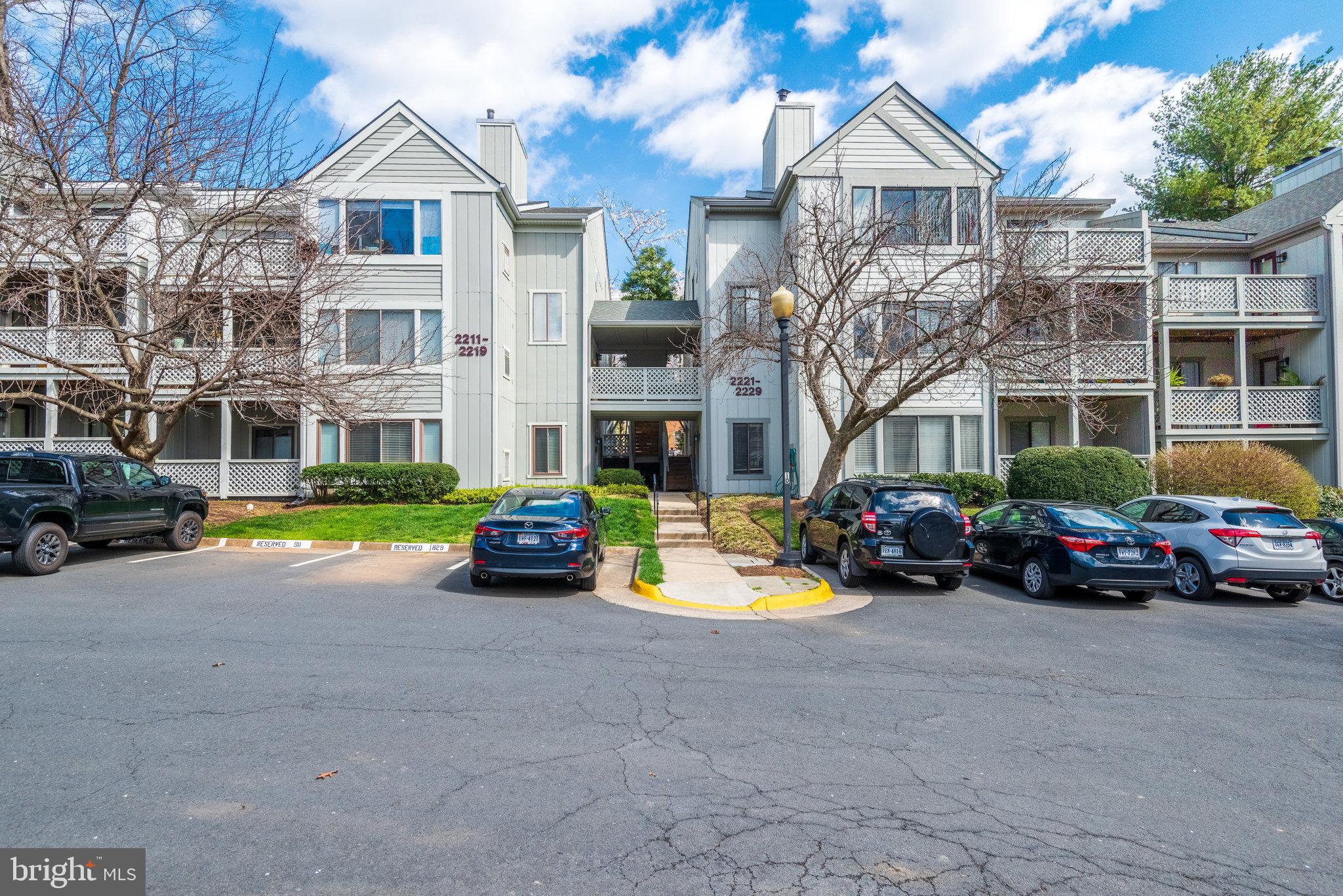 2221 Hunter's Run Drive, Unit 2221 Reston, VA 20191 - Photo 2 of 42 Gallery Image 2
