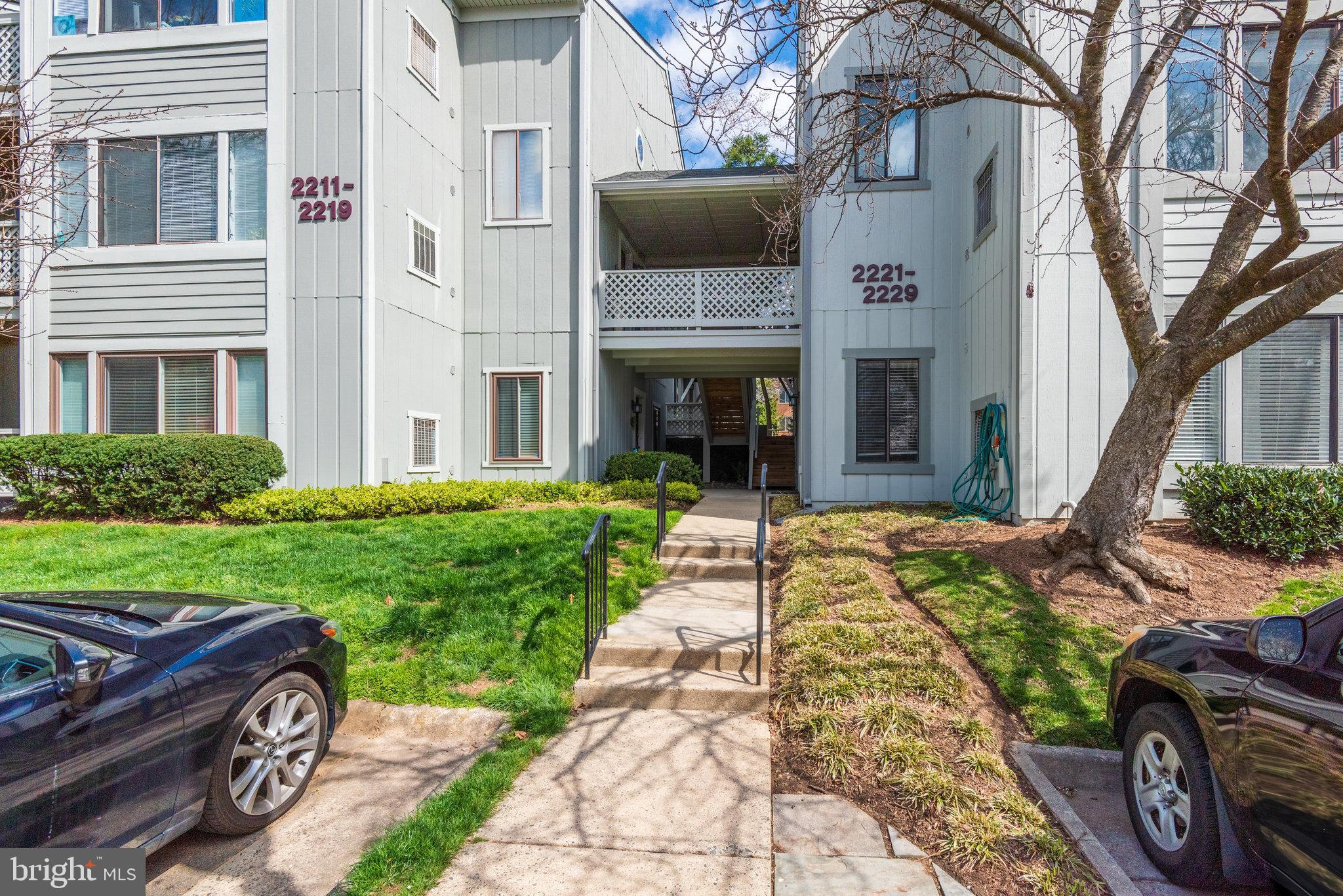 2221 Hunter's Run Drive, Unit 2221 Reston, VA 20191 - Photo 4 of 42 Gallery Image 4