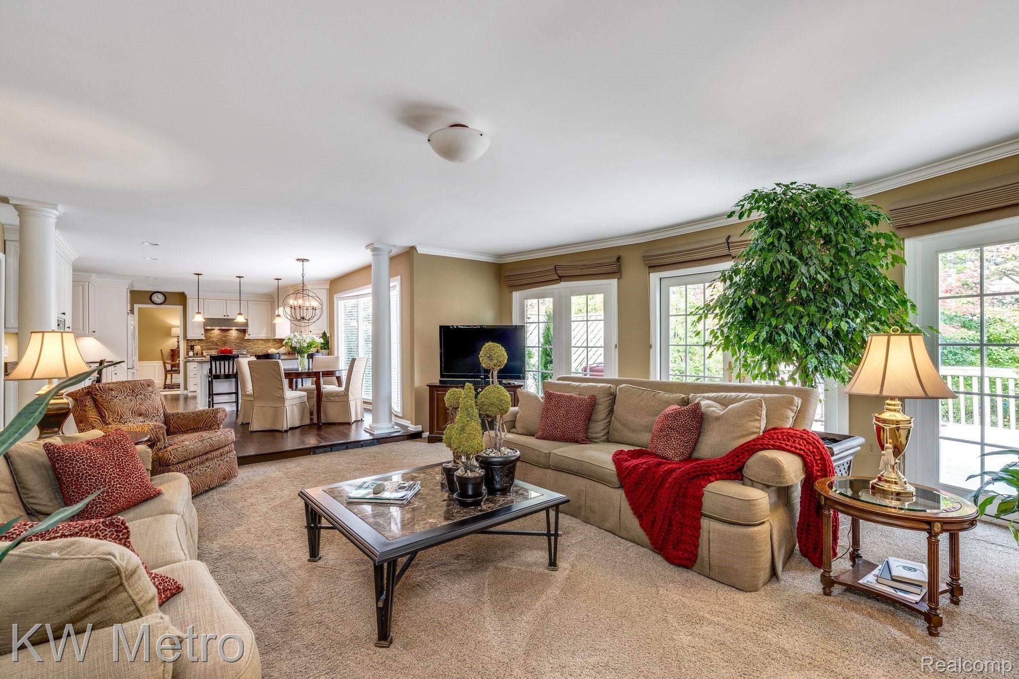 323 Shellbourne Drive Rochester, MI 48309 - Photo 22 of 62 This great room is more spacious than you would expect.