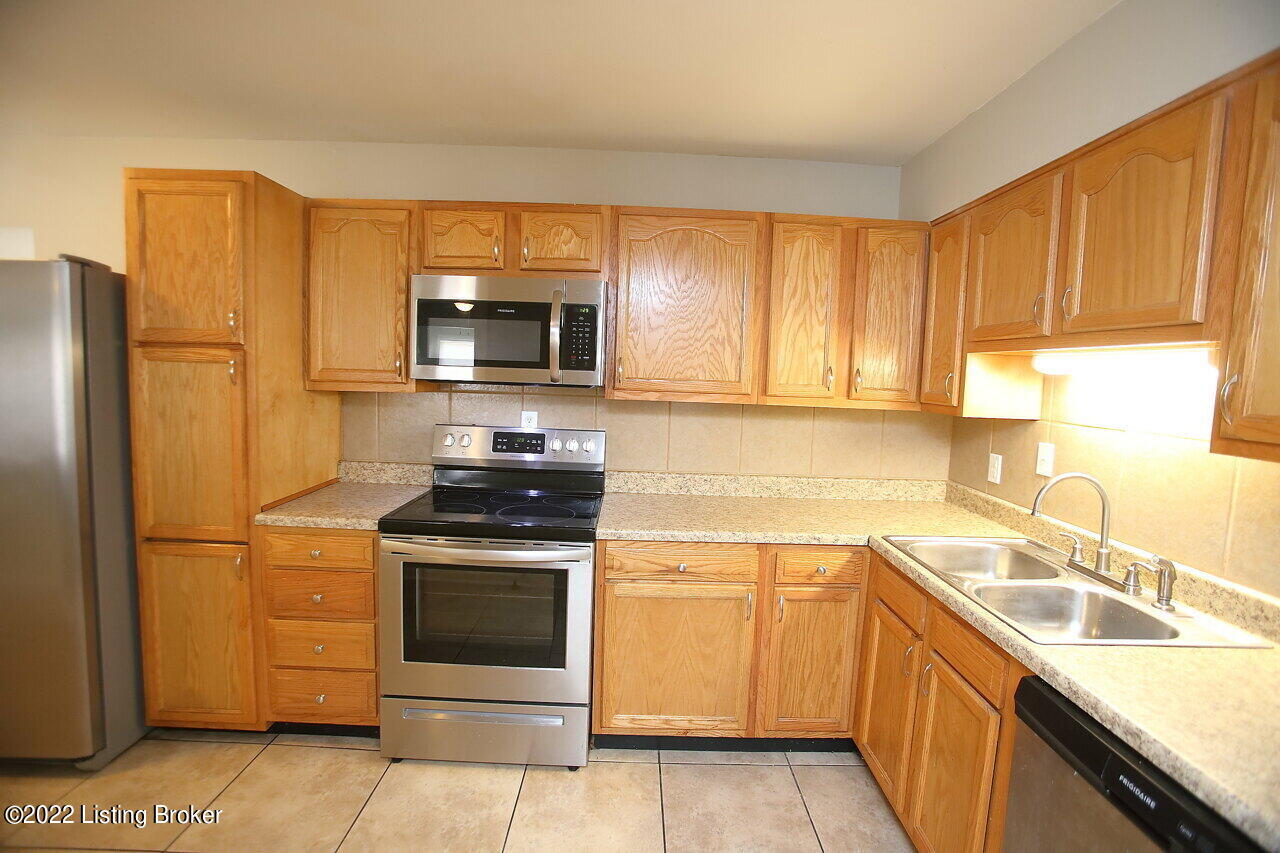 141 Meadowood Road Louisville, KY 40229 - Photo 15 of 37 Kitchen