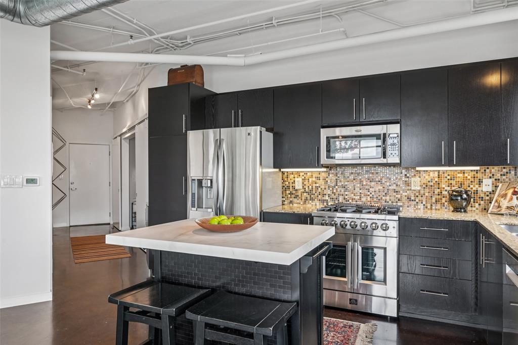 1001 Belleview Street, Unit 708 Dallas, TX 75215 - Photo 13 of 40 a kitchen with a table and chairs
