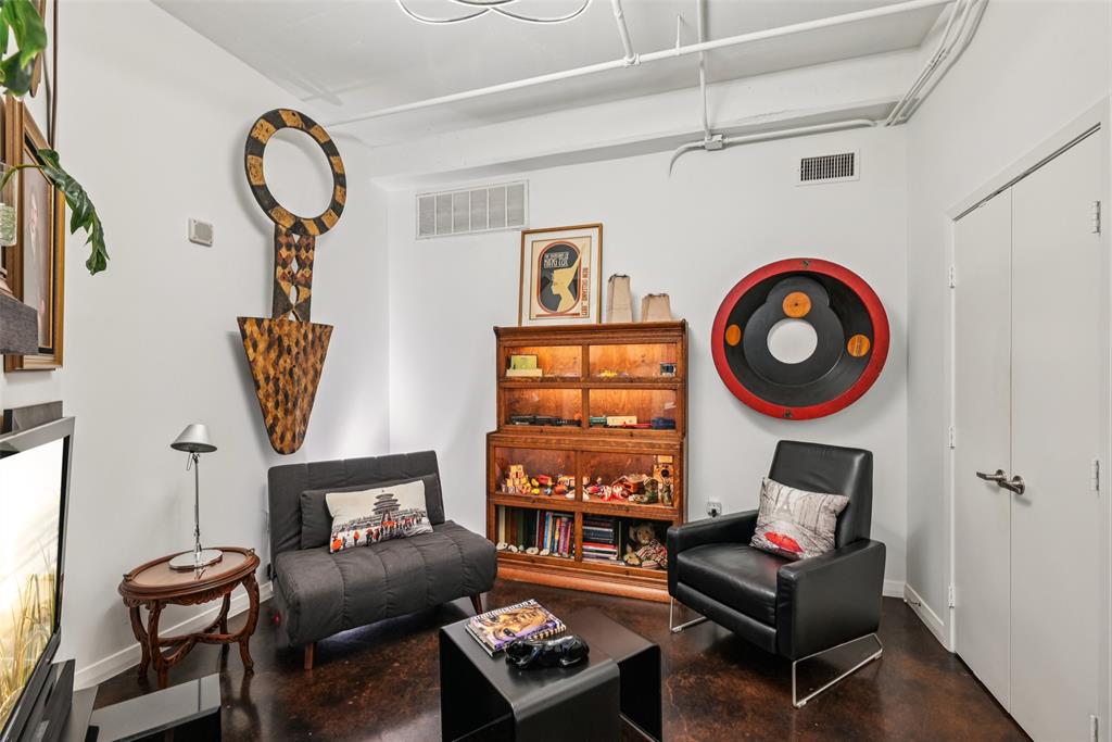 1001 Belleview Street, Unit 708 Dallas, TX 75215 - Photo 27 of 40 a living room with furniture a rug and a window