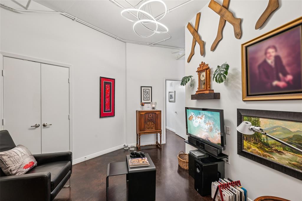 1001 Belleview Street, Unit 708 Dallas, TX 75215 - Photo 28 of 40 a living room with furniture and a flat screen tv